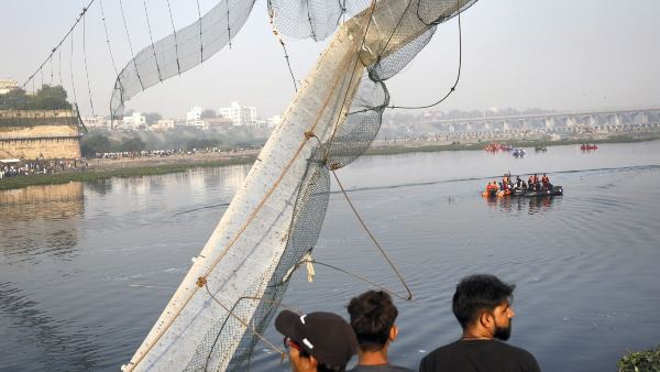 অতিরিক্ত পর্যটক সেতু ভাঙার কারণ!