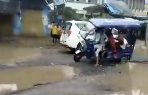 বেহাল রাস্তা, পুলিশের কনভয়কে রাস্তা ছাড়তে গিয়ে উলটে গেল যাত্রী ভরতি টোটো বেহাল রাস্তা, পুলিশের কনভয়কে রাস্তা ছাড়তে গিয়ে উলটে গেল যাত্রী ভরতি টোটো