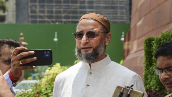 সভায় প্রধানমন্ত্রীকে নিশানা