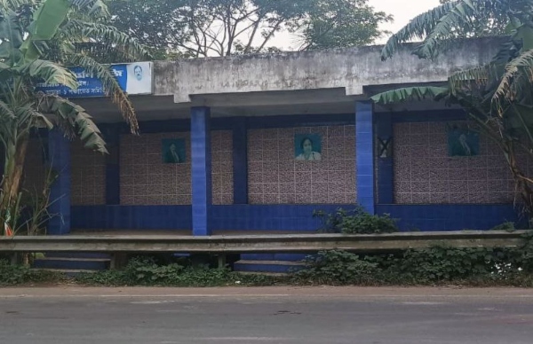 যাত্রী প্রতীক্ষালয়ের সামনে ব্যারিকেড, সমস্যায় যাত্রীরা যাত্রী প্রতীক্ষালয়ের সামনে ব্যারিকেড, সমস্যায় যাত্রীরা