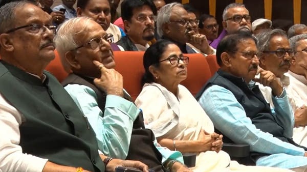 মমতার নির্দেশ, চলচিত্র উৎসবে সবাইকে আমন্ত্রণ করবেন মমতার নির্দেশ, চলচিত্র উৎসবে সবাইকে আমন্ত্রণ করবেন