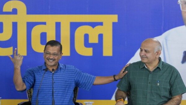 টাকা ফেরতের সময় গ্রেফতার