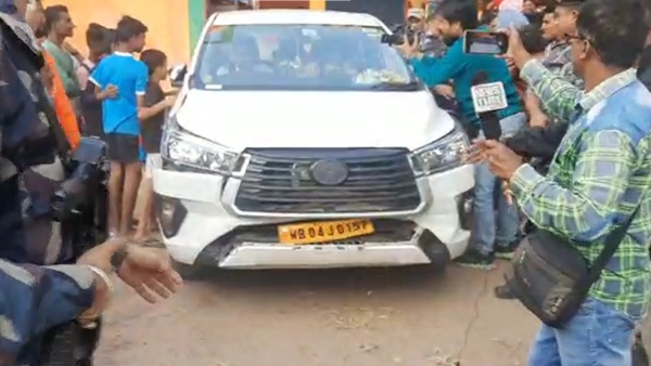 মিঠুনের কনভয় দুর্ঘটনার কবলে! পর পর একাধিক গাড়িকে ধাক্কা, কীভাবে এই ঘটনা মিঠুনের কনভয় দুর্ঘটনার কবলে! পর পর একাধিক গাড়িকে ধাক্কা, কীভাবে এই ঘটনা