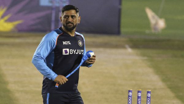দ্রাবিড়ের ডানা ছেঁটে ধোনি
