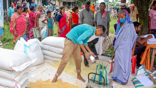 দুয়ারে রেশন চলবে রাজ্যে! হাইকোর্টের রায় স্থগিতাদেশে মিলল সুপ্রিম স্বস্তি দুয়ারে রেশন চলবে রাজ্যে! হাইকোর্টের রায় স্থগিতাদেশে মিলল সুপ্রিম স্বস্তি