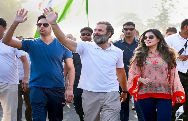 ভারত জোড়ো যাত্রায় বলিউডি গ্ল্যমারের ছোঁয়া, রাহুলের সঙ্গে পা মেলালেন রিয়া সেন ভারত জোড়ো যাত্রায় বলিউডি গ্ল্যমারের ছোঁয়া, রাহুলের সঙ্গে পা মেলালেন রিয়া সেন