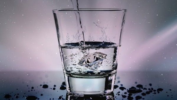 পানীয় জলের পাশে প্রদীপ জ্বালান