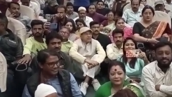 কর্মীদের সঙ্গে মাটিতে বসে মন্ত্রী অরূপ রায়! দিলেন ‘মানুষের নেতা’ হওয়ার শিক্ষা কর্মীদের সঙ্গে মাটিতে বসে মন্ত্রী অরূপ রায়! দিলেন ‘মানুষের নেতা’ হওয়ার শিক্ষা