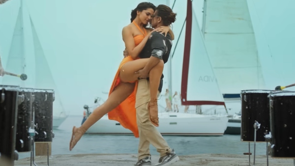 অগ্রিম বুকিংয়ে রেকর্ড