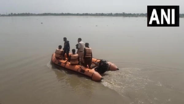 থাই উপকূলে দুইশোর বেশি রোহিঙ্গা নিয়ে ডুবতে বসেছে এক নৌকা থাই উপকূলে দুইশোর বেশি রোহিঙ্গা নিয়ে ডুবতে বসেছে এক নৌকা