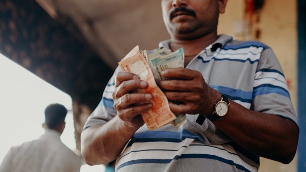 দারিদ্র ব্যক্তিকে এগুলি দান করুন
