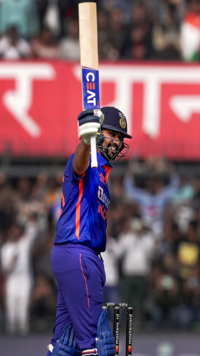 তিন বছর পর শতরান রোহিতের