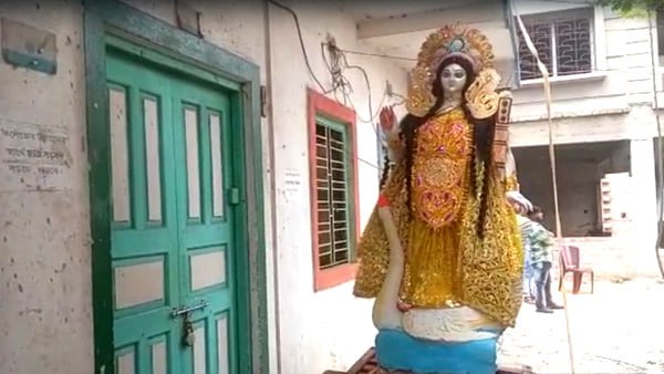 কলেজের গেট থেকে ফিরিয়ে নিয়ে যাওয়া হয় প্রতিমাটিকে।