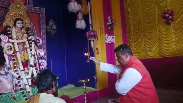 মা-র কাছে প্রার্থনা, ছেড়ে যাবে না