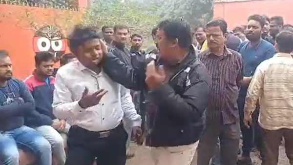 ‘দিদির দূতে’র সামনেই বাগিয়ে থাপ্পড় তৃণমূলকর্মীর, অভিযোগকারীর কাছে ক্ষমাপ্রার্থনা মন্ত্রীর ‘দিদির দূতে’র সামনেই বাগিয়ে থাপ্পড় তৃণমূলকর্মীর, অভিযোগকারীর কাছে ক্ষমাপ্রার্থনা মন্ত্রীর