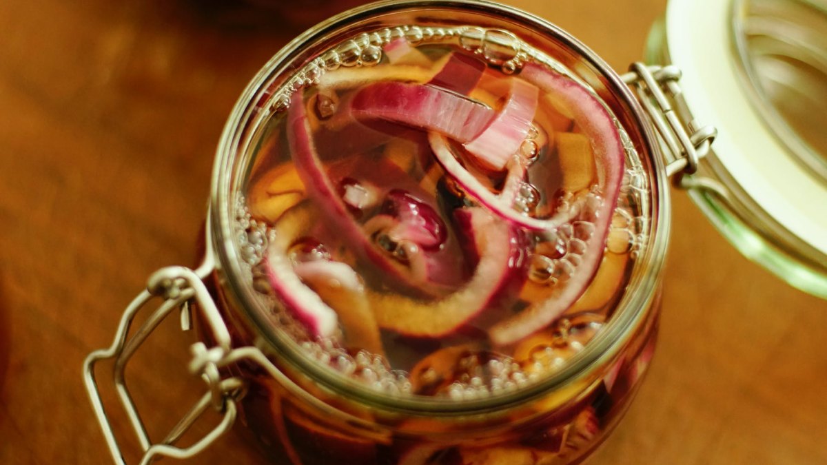 Vinegar Onion Benefits রেস্টুরেন্টে ভিনিগারে ভেজানো পেঁয়াজ খাচ্ছেন