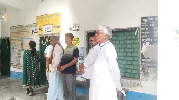 ভোট দিলেন সিপিআইএম প্রার্থী এসএম সাদি