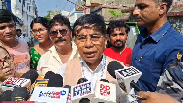 সকালেই ভোট দিলেন সুভাষ সরকার