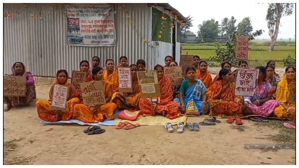 অনশনে মহিলা ভোটাররা