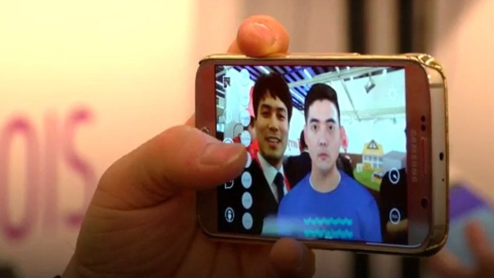 অ্যাভাটার নামের এই অ্যাপটি ব্যবহার করে মারা যাওয়া বন্ধু বা পরিবারের সদস্যদের ছবির পাশে নিজেকে দাড় করিয়ে মানুষজন সেলফি তুলতে পারবে, যেন জীবিত দুইজনের সেলফি