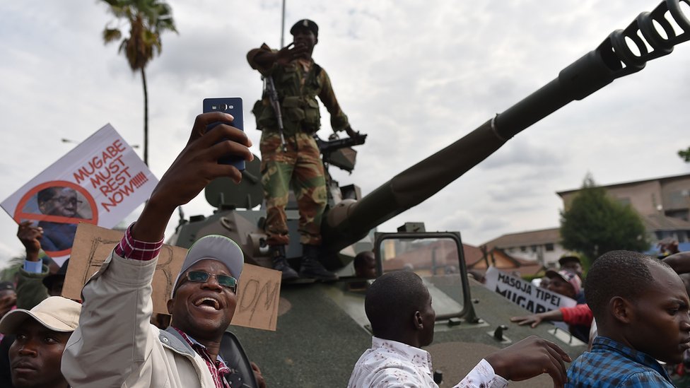 সেনাবাহিনী রাজপথে নামার পর জনতার উল্লাস। সেনাবাহিনী রাজপথে নামার পর জনতার উল্লাস।
