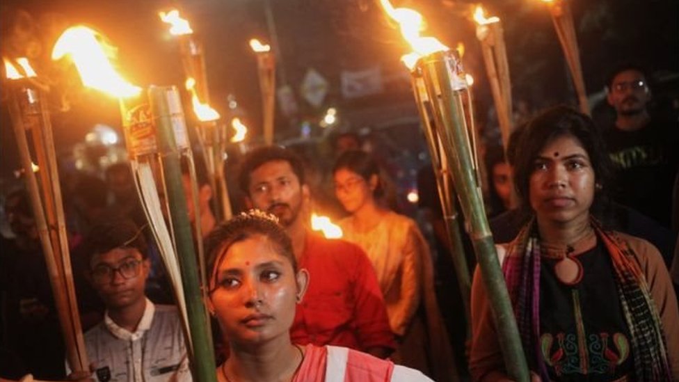 আবরার হত্যার প্রতিবাদে বিক্ষোভকারীদের মশাল মিছিল