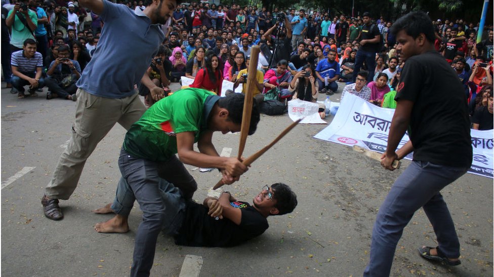 ক্ষমতাসীন ছাত্র সংগঠনগুলোর বিরুদ্ধে শিক্ষার্থীদের নির্যাতনের অভিযোগ রয়েছে। সেই ঘটনায় প্রতীকের মাধ্যমে তুলে ধরছেন বিক্ষোভকারী শিক্ষার্থীরা ক্ষমতাসীন ছাত্র সংগঠনগুলোর বিরুদ্ধে শিক্ষার্থীদের নির্যাতনের অভিযোগ রয়েছে। সেই ঘটনায় প্রতীকের মাধ্যমে তুলে ধরছেন বিক্ষোভকারী শিক্ষার্থীরা