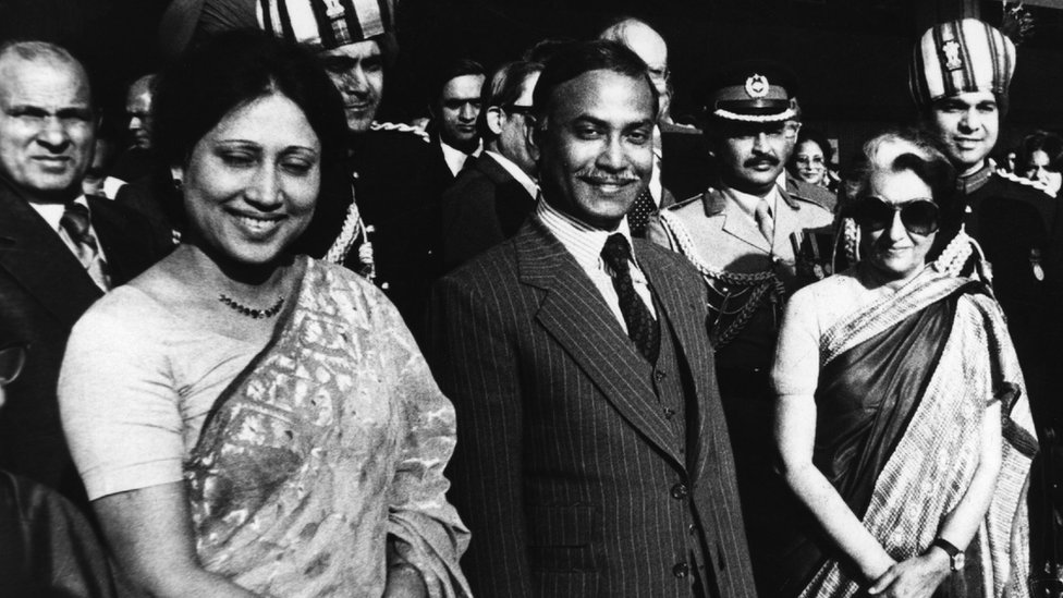 জিয়াউর রহমান স্ত্রী খালেদা জিয়াকে নিয়ে ভারত সফরে ১৯৮০ সালে। ডানে ভারতের তৎকালীন প্রধানমন্ত্রী ইন্দিরা গান্ধী জিয়াউর রহমান স্ত্রী খালেদা জিয়াকে নিয়ে ভারত সফরে ১৯৮০ সালে। ডানে ভারতের তৎকালীন প্রধানমন্ত্রী ইন্দিরা গান্ধী