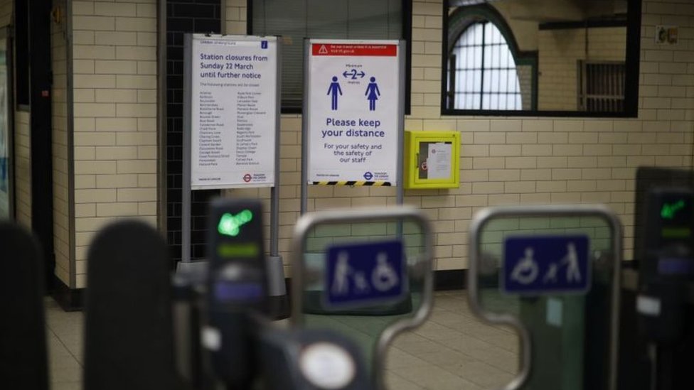 লন্ডনে জনসাধারণ যেসব সেবা ব্যবহার করেন সেখানে মানুষের মধ্যে দুই মিটার দূরত্ব বজায় রাখার পরামর্শ দেয়া হয়েছে যেমন লন্ডনের এই টিউব স্টেশন।