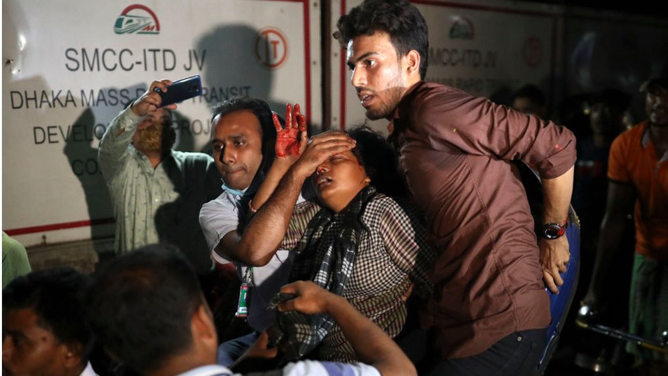 পুলিশের লাঠিচার্জে আহত শিক্ষার্থী।