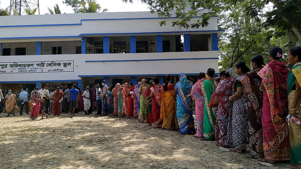 নন্দীগ্রামে একটি কেন্দ্রে ভোটের লাইন