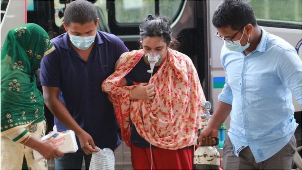 হাসপাতালে ভর্তির জন্য রোগীরা বিভিন্ন জায়গায় ছোটাছুটি করছেন হাসপাতালে ভর্তির জন্য রোগীরা বিভিন্ন জায়গায় ছোটাছুটি করছেন