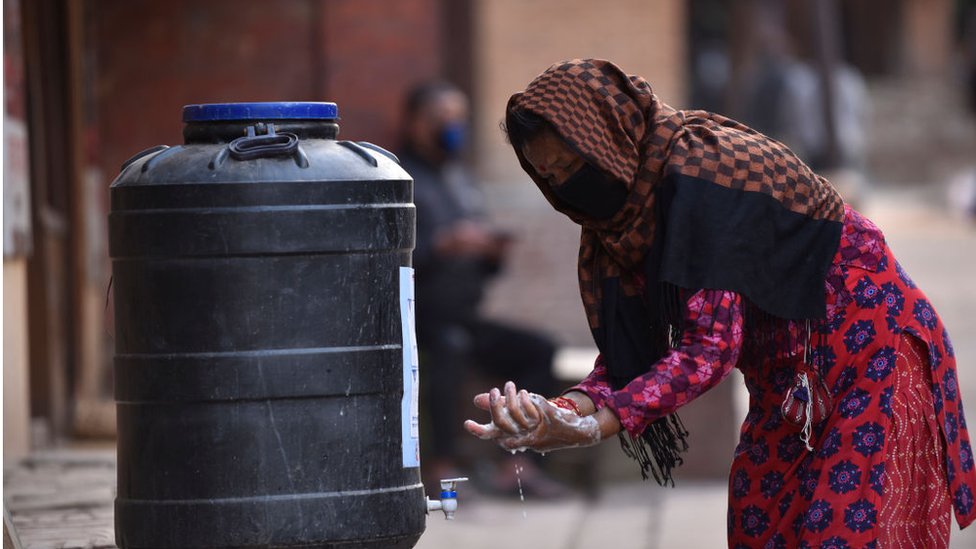 করোনাভাইরাস থেকে হাত ধোয়া