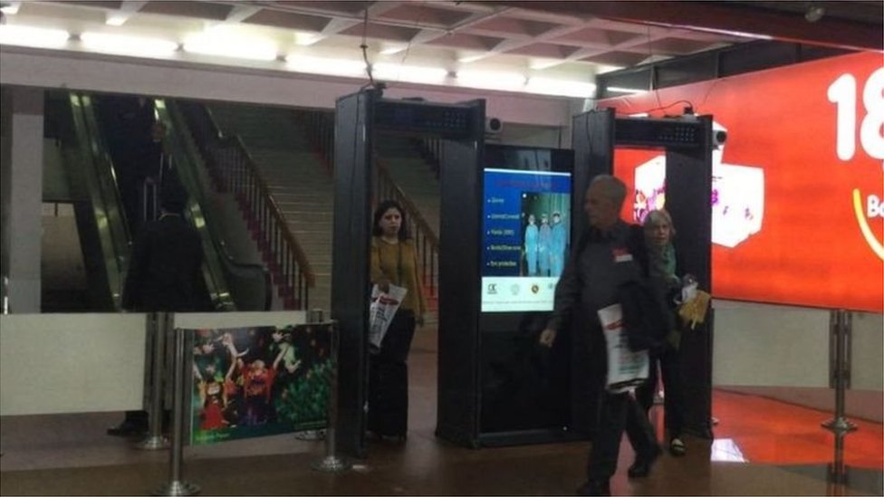 ঢাকা হযরত শাহজালাল বিমানবন্দরের থার্মাল স্ক্যানার দিয়ে সব যাত্রীকে যেতে হচ্ছে