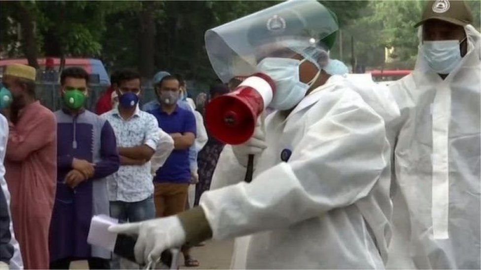 সংক্রমণ বাড়ার পেছনে মানুষের অসচেতনতাকে দায়ী করছেন বিশেষজ্ঞরা। সংক্রমণ বাড়ার পেছনে মানুষের অসচেতনতাকে দায়ী করছেন বিশেষজ্ঞরা।