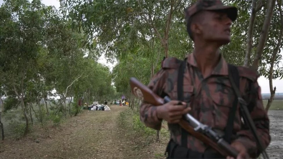 নিরাপত্তা বাহিনীর একজন সদস্য নিরাপত্তা বাহিনীর একজন সদস্য