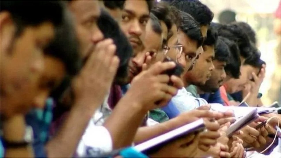 চাকরির অপেক্ষায় আছে বহু তরুণ।