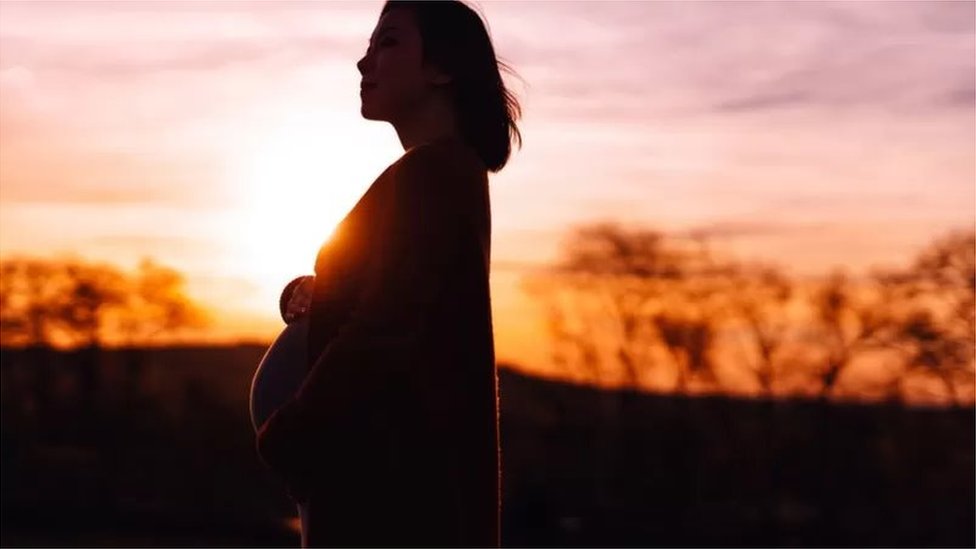 গর্ভবতী নারীর আবেগে বড় ধরনের পরিবর্তন হয়। গর্ভবতী নারীর আবেগে বড় ধরনের পরিবর্তন হয়।