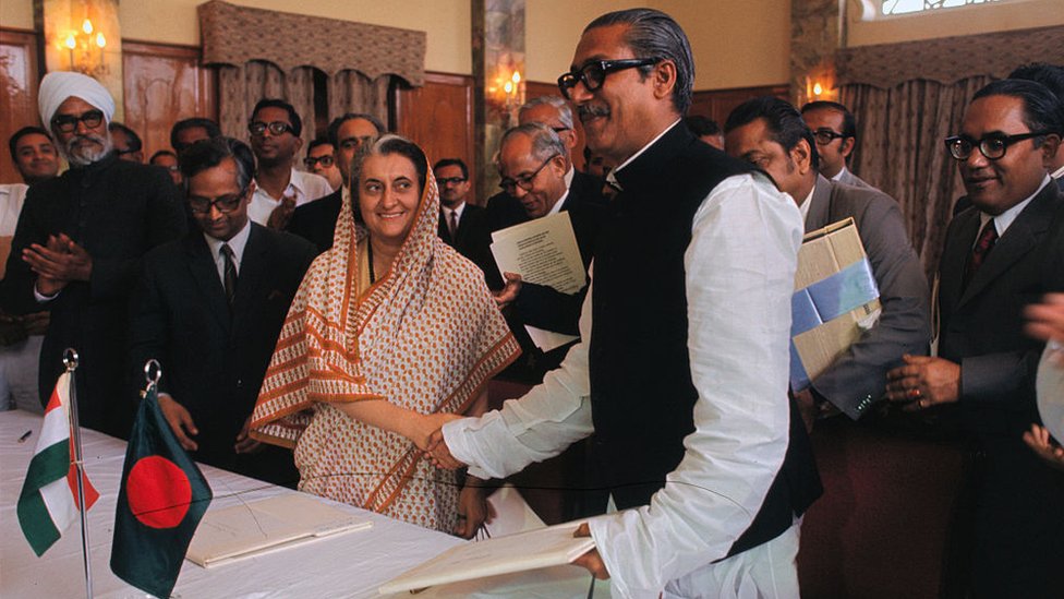 ইন্দিরা গান্ধী ও শেখ মুজিব মৈত্রী চুক্তি সই শেষে