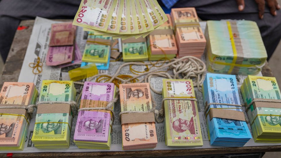 নতুন নোট পাওয়া যায় মতিঝিলের খোলা বাজারেও।