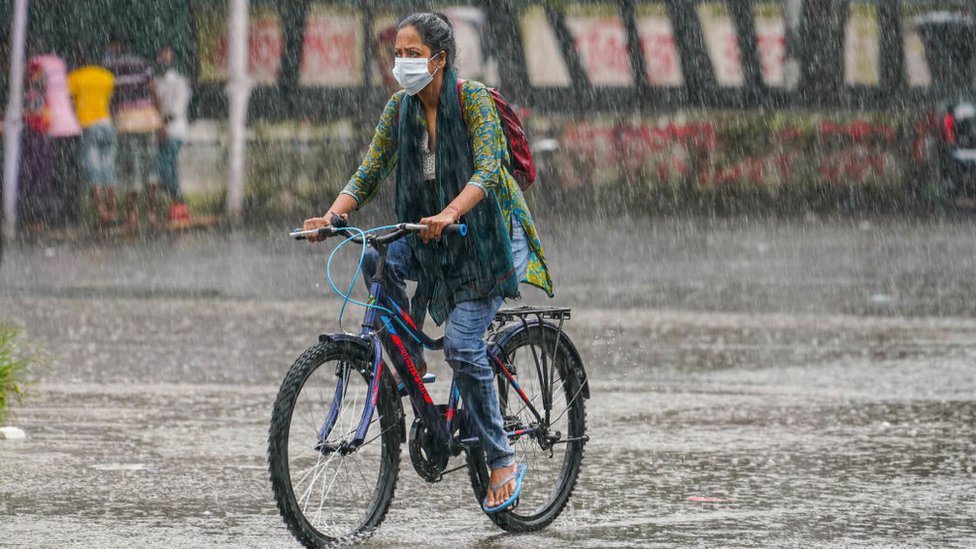 বৃষ্টি মেয়ে সাইকেল