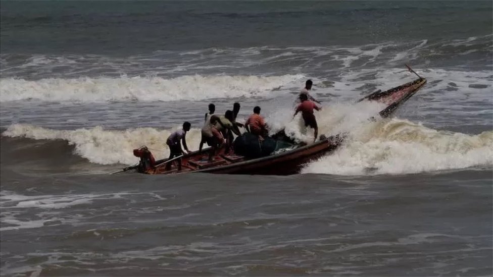 ঘূর্ণিঝড় সমুদ্রে হয় আর টর্নেডো হয় সাধারণত স্থলভাগে