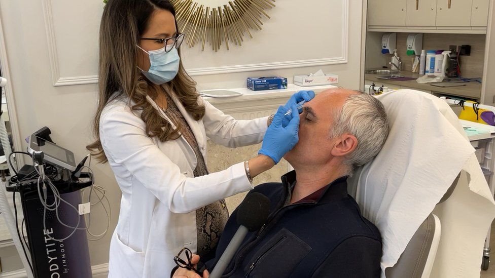 বিশ্ব জুড়ে নারীদের পাশাপাশি সৌন্দর্য বৃদ্ধিতে আগ্রহী হয়ে উঠছেন পুরুষরাও বিশ্ব জুড়ে নারীদের পাশাপাশি সৌন্দর্য বৃদ্ধিতে আগ্রহী হয়ে উঠছেন পুরুষরাও