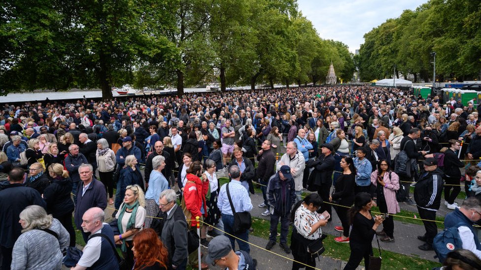 প্রয়াত রানি দ্বিতীয় এলিজাবেথকে বিদায় জানাতে অপেক্ষা করছেন হাজার হাজার মানুষ।