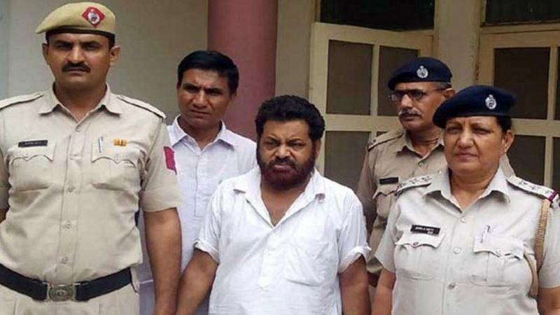 নারীদের যৌন নিপীড়ন ও ব্ল্যাকমেইলের মামলায় দোষী সাব্যস্ত জিলিপি বাবা (মাঝে, সাদা জামা) নারীদের যৌন নিপীড়ন ও ব্ল্যাকমেইলের মামলায় দোষী সাব্যস্ত জিলিপি বাবা (মাঝে, সাদা জামা)