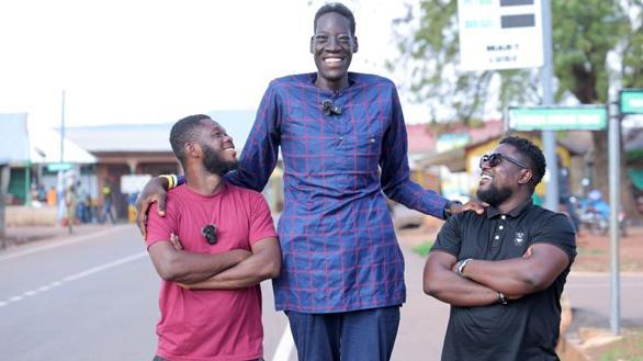 সুলেমানা আবদুল সামেদের (মাঝখানে) উচ্চতা এখন ৯ ফুট ৬ ইঞ্চি সুলেমানা আবদুল সামেদের (মাঝখানে) উচ্চতা এখন ৯ ফুট ৬ ইঞ্চি