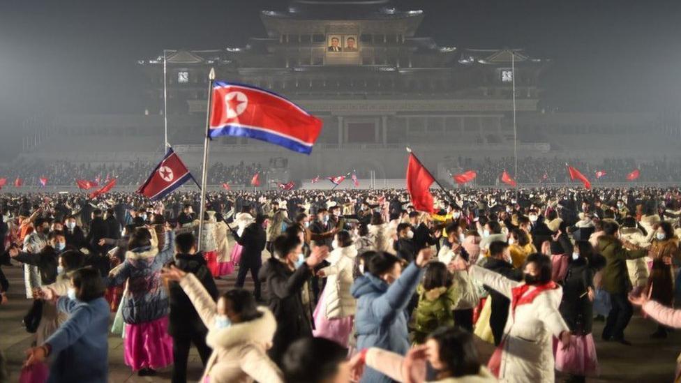 উত্তর কোরিয়ার মানুষ রাজধানী পিয়ংইয়ংএ ইংরেজি নতুন বছর উদযাপন করছে