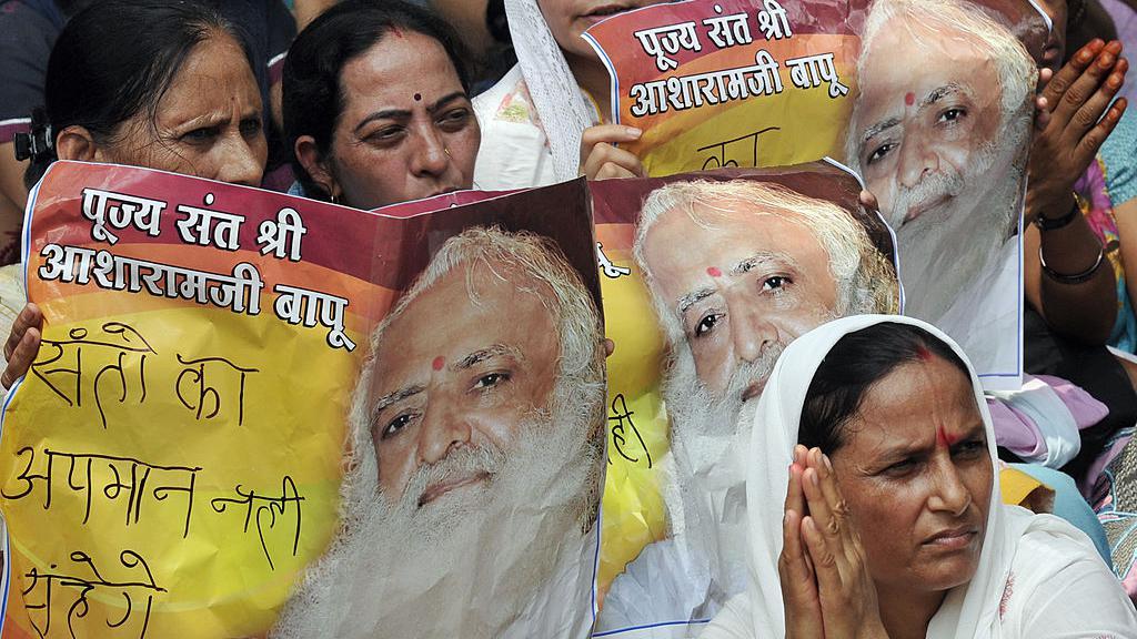 আরেক ধর্মগুরু আসারাম বাপু নাবালিকা ধর্ষনের দায়ে গ্রেপ্তার হওয়ার পরে তার ভক্তদের বিক্ষোভ - ফাইল চিত্র আরেক ধর্মগুরু আসারাম বাপু নাবালিকা ধর্ষনের দায়ে গ্রেপ্তার হওয়ার পরে তার ভক্তদের বিক্ষোভ - ফাইল চিত্র