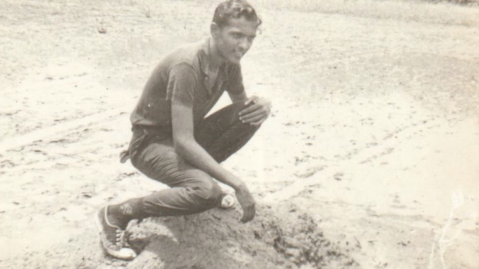 পারিবারিক দলিলে একটি অদ্ভূত নাম দেখার পর শামুস দ্বীন পরিবারের ইতিহাস সম্পর্কে আগ্রহী হয়ে ওঠেন। পারিবারিক দলিলে একটি অদ্ভূত নাম দেখার পর শামুস দ্বীন পরিবারের ইতিহাস সম্পর্কে আগ্রহী হয়ে ওঠেন।