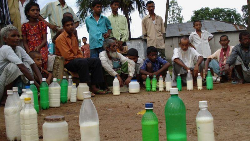 বাজারে বোতলে করে কাঁচা দুধ বিক্রি হচ্ছে
